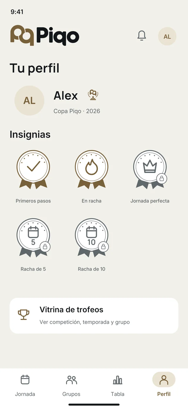 Perfil de un miembro del grupo en Piqo con trofeos e insignias